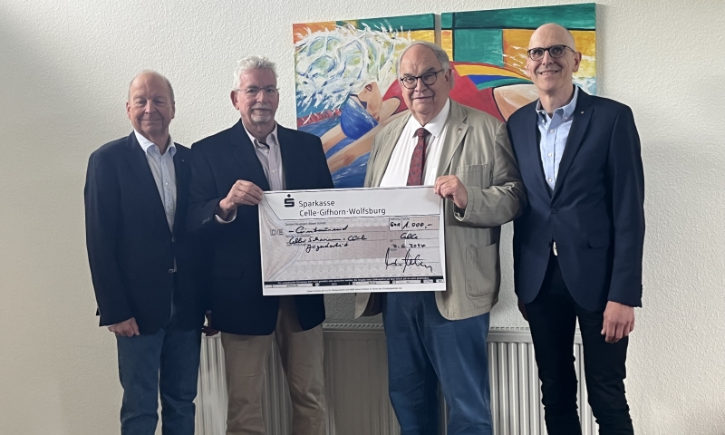 Der Lions Club Hannover-Wietzeaue fördert die Schwimmausbildung des Celler Schwimm-Clubs